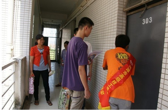 志愿者热情地接待新同学